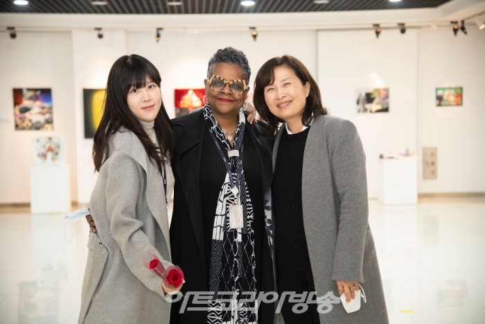 Ms. Katelyn(미스 케이틀린) 경기수원외국인고등학교 미술선생, Ms. Brown(미스 브라운) 중고등학교 교장선생님, Ms. Jenny Kim(미스 제니킴) 고등학교  DP 코디네이터