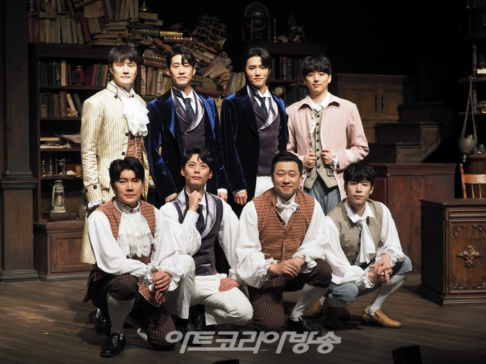 뮤지컬 '윌리엄과 윌리엄의 윌리엄' 프레스콜(사진 뒷줄 왼쪽부터 김수용, 김지철, 황휘, 김지웅 / 사진 앞줄 왼쪽부터 이경수, 주민진, 원종환, 황순종) 2023.03.21 사진 ⓒ아트코리아방송 이용선 기자​​
