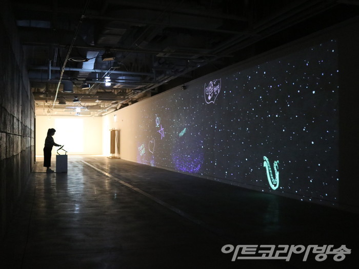 박경종  20203채널 비디오, 컬러, 사운드, 10분 27초 사람들이 모여 마을이 생기고 별들이 모여 은하수가 만들어지듯이 수많은 별이 펼쳐진 밤하늘에 사람들의 마음을 보내 아름답게 빛나는 정원의 이야기가 탄생합니다.