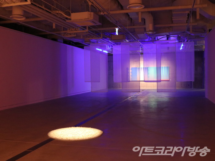 애나한 2022캔버스에 아크릴릭, 천, 사탕, 사운드, T5, 스폿조명, 가변설치전시실의 공간적 특성과 조명, 소리, 색감 등의 다양한 요소를 활용하여 관객을 공간 속으로 끌어들이고 있다.