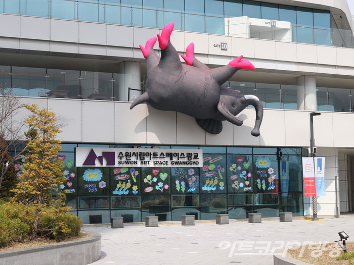 이정윤 낙하하는 코끼리 2022PVC, 공기주입모터, 600×370×300cm