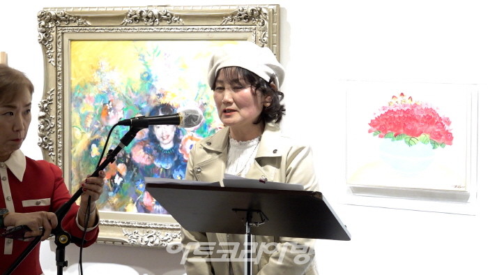 종로미협 이윤선 사무총장이 사회를 보고 있다.