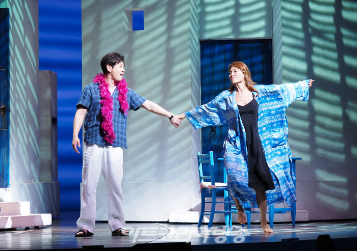 뮤지컬 '맘마미아!' 프레스콜(도나 역 최정원, 해리 역 민영기) 2023.03.29 사진 ⓒ아트코리아방송 이용선 기자​​