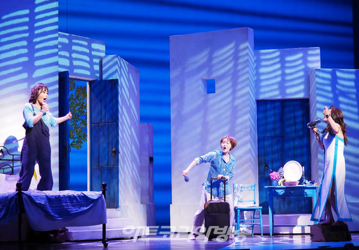 뮤지컬 '맘마미아!' 프레스콜(도나 역 신영숙, 타냐 역 홍지민, 로지 역 김경선) 2023.03.29 사진 ⓒ아트코리아방송 이용선 기자​​