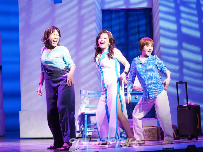뮤지컬 '맘마미아!' 프레스콜(도나 역 신영숙, 타냐 역 홍지민, 로지 역 김경선) 2023.03.29 사진 ⓒ아트코리아방송 이용선 기자​​