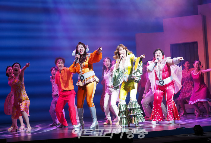 뮤지컬 '맘마미아!' 프레스콜(도나 역 최정원, 타냐 역 김영주, 로지 역 박준면) 2023.03.29 사진 ⓒ아트코리아방송 이용선 기자​​