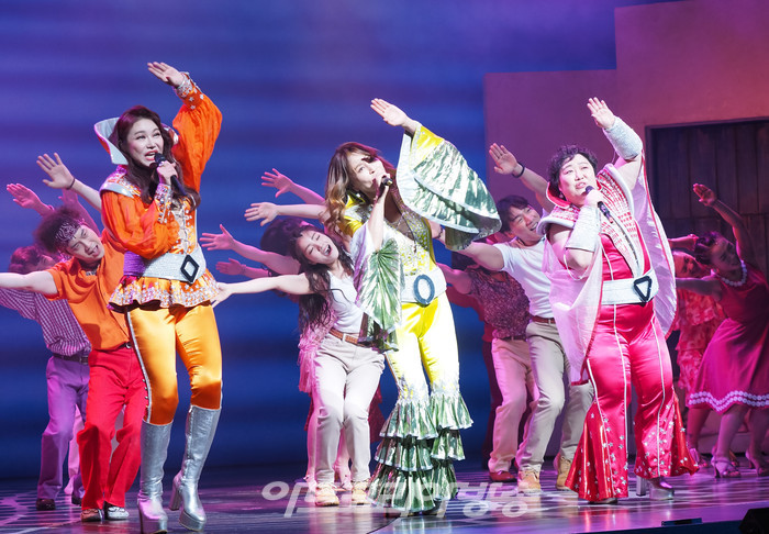 뮤지컬 '맘마미아!' 프레스콜(도나 역 최정원, 타냐 역 김영주, 로지 역 박준면) 2023.03.29 사진 ⓒ아트코리아방송 이용선 기자​​