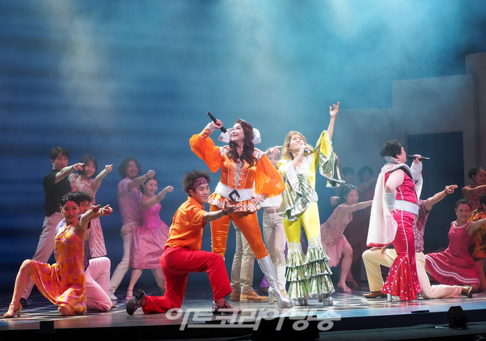 뮤지컬 '맘마미아!' 프레스콜(도나 역 최정원, 타냐 역 김영주, 로지 역 박준면) 2023.03.29 사진 ⓒ아트코리아방송 이용선 기자​​