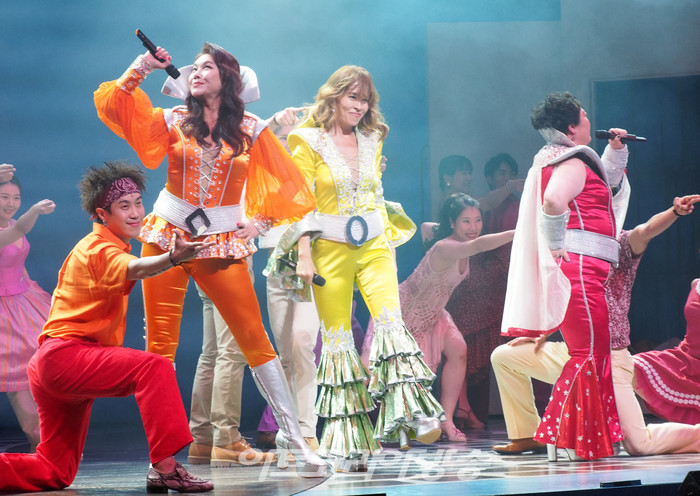 뮤지컬 '맘마미아!' 프레스콜(도나 역 최정원, 타냐 역 김영주, 로지 역 박준면) 2023.03.29 사진 ⓒ아트코리아방송 이용선 기자​​