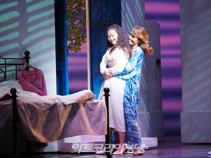 뮤지컬 '맘마미아!' 프레스콜(도나 역 최정원, 소피 역 최태이) 2023.03.29 사진 ⓒ아트코리아방송 이용선 기자​​