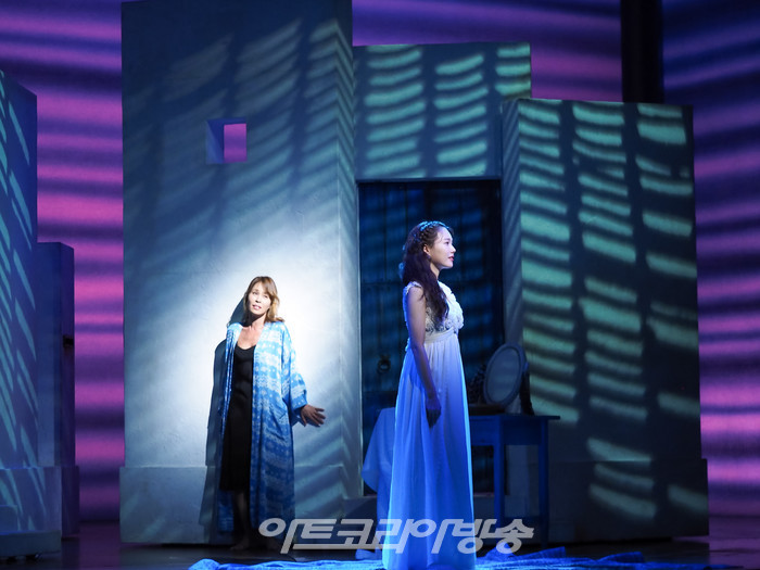 뮤지컬 '맘마미아!' 프레스콜(도나 역 최정원, 소피 역 최태이) 2023.03.29 사진 ⓒ아트코리아방송 이용선 기자​​