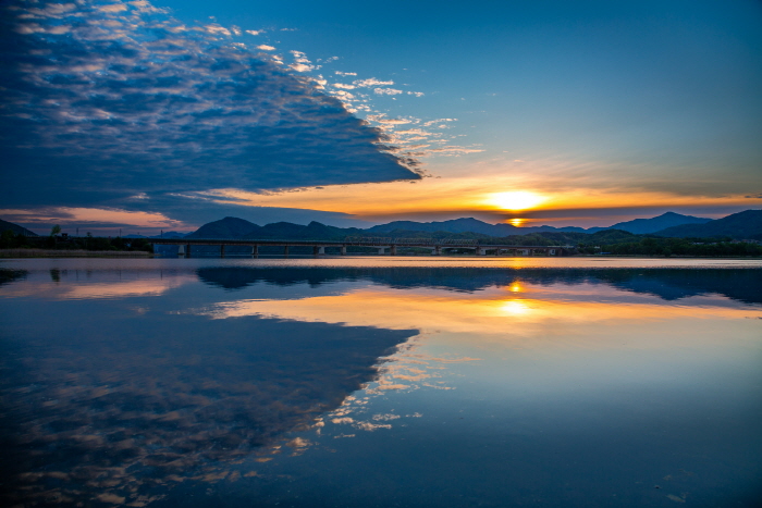 한용길 사진집 '그 자욱한 끌림 양수리 푸른 새벽, 빗장을 풀다’전