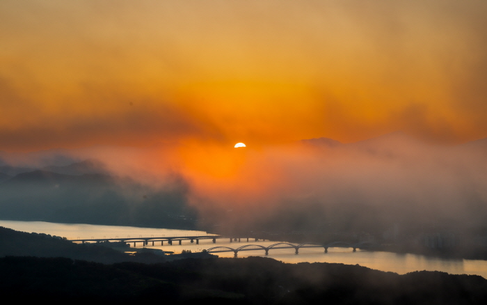 한용길 사진집 '그 자욱한 끌림 양수리 푸른 새벽, 빗장을 풀다’전