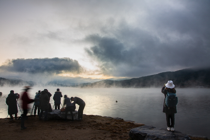 한용길 사진집 '그 자욱한 끌림 양수리 푸른 새벽, 빗장을 풀다’전