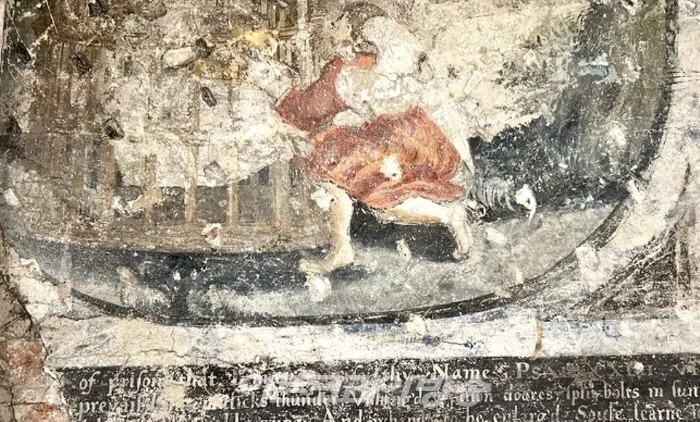 Luke Budworth는 그의 요크 집에서 판넬 뒤에 숨겨진 이 17세기 벽화를 발견했습니다. 루크 버드워스의 사진 제공.