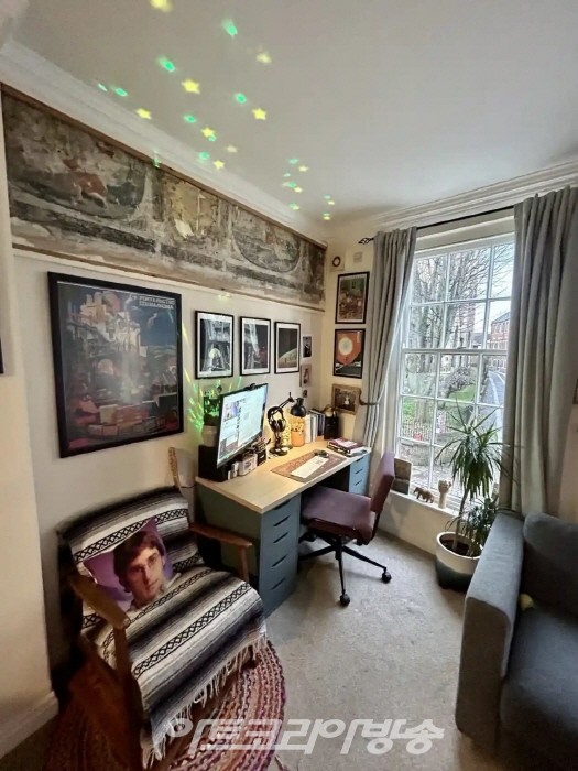 Luke Budworth는 그의 요크 집에서 판넬 뒤에 숨겨진 이 17세기 벽화를 발견했습니다. 루크 버드워스의 사진 제공.