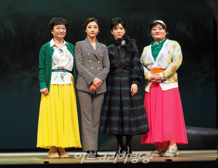 뮤지컬 '친정엄마' 프레스콜(사진 왼쪽부터 김혜민, 최정화, 한세라, 박지아) 2023.04.04 사진 ⓒ아트코리아방송 이용선 기자​​