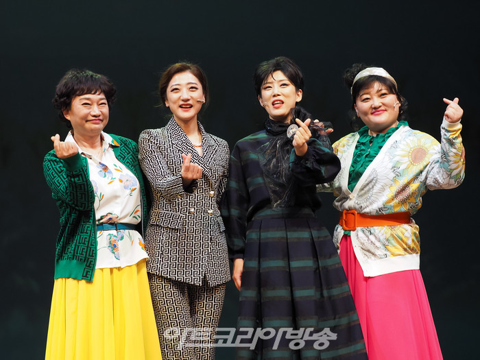 뮤지컬 '친정엄마' 프레스콜(사진 왼쪽부터 김혜민, 최정화, 한세라, 박지아) 2023.04.04 사진 ⓒ아트코리아방송 이용선 기자​​
