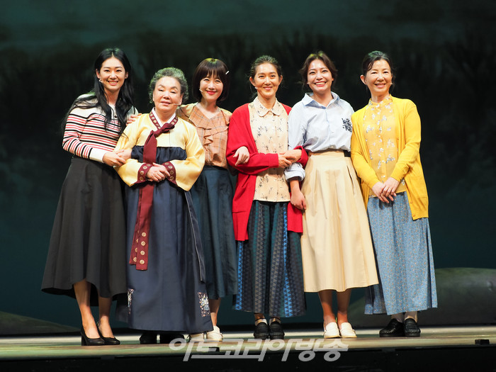 뮤지컬 '친정엄마' 프레스콜(사진 왼쪽부터 현쥬니, 김수미, 김고은, 정경순, 신서옥, 김서라) 2023.04.04 사진 ⓒ아트코리아방송 이용선 기자​​