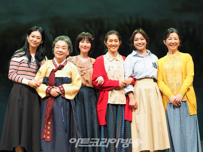 뮤지컬 '친정엄마' 프레스콜(사진 왼쪽부터 현쥬니, 김수미, 김고은, 정경순, 신서옥, 김서라) 2023.04.04 사진 ⓒ아트코리아방송 이용선 기자​​