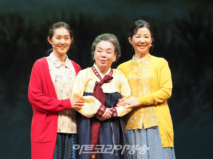 뮤지컬 '친정엄마' 프레스콜(사진 왼쪽부터 정경순, 김수미, 김서라) 2023.04.04 사진 ⓒ아트코리아방송 이용선 기자​​