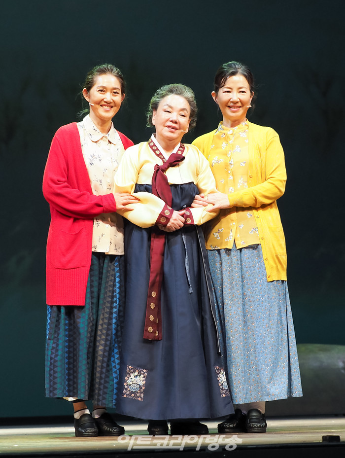 뮤지컬 '친정엄마' 프레스콜(사진 왼쪽부터 정경순, 김수미, 김서라) 2023.04.04 사진 ⓒ아트코리아방송 이용선 기자​​