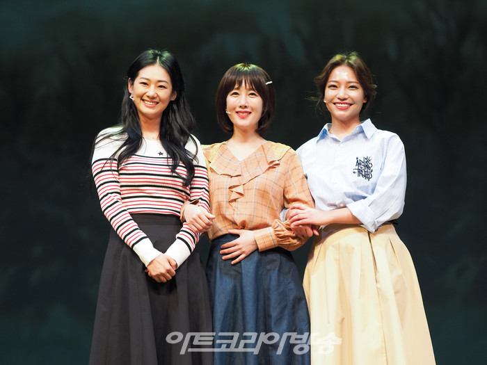 뮤지컬 '친정엄마' 프레스콜(사진 왼쪽부터 현쥬니, 김고은, 신서옥) 2023.04.04 사진 ⓒ아트코리아방송 이용선 기자​​