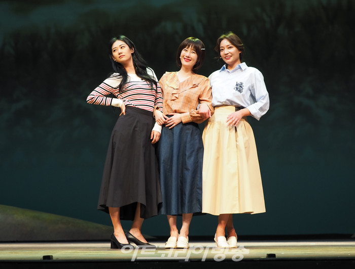 뮤지컬 '친정엄마' 프레스콜(사진 왼쪽부터 현쥬니, 김고은, 신서옥) 2023.04.04 사진 ⓒ아트코리아방송 이용선 기자​​
