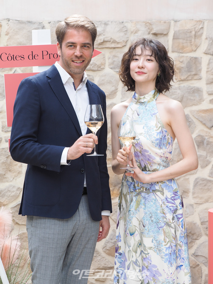페르노리카코리아의 로제 와인 브랜드 '심포니 메종 세인트 마거릿'과 '판타스티크 샤또 세인트 마거릿' 론칭 행사(페르노카코리아 미구엘 파스칼 마케팅 전무와 배우 박지현) 2023.04.04 사진 ⓒ아트코리아방송 이용선 기자​​