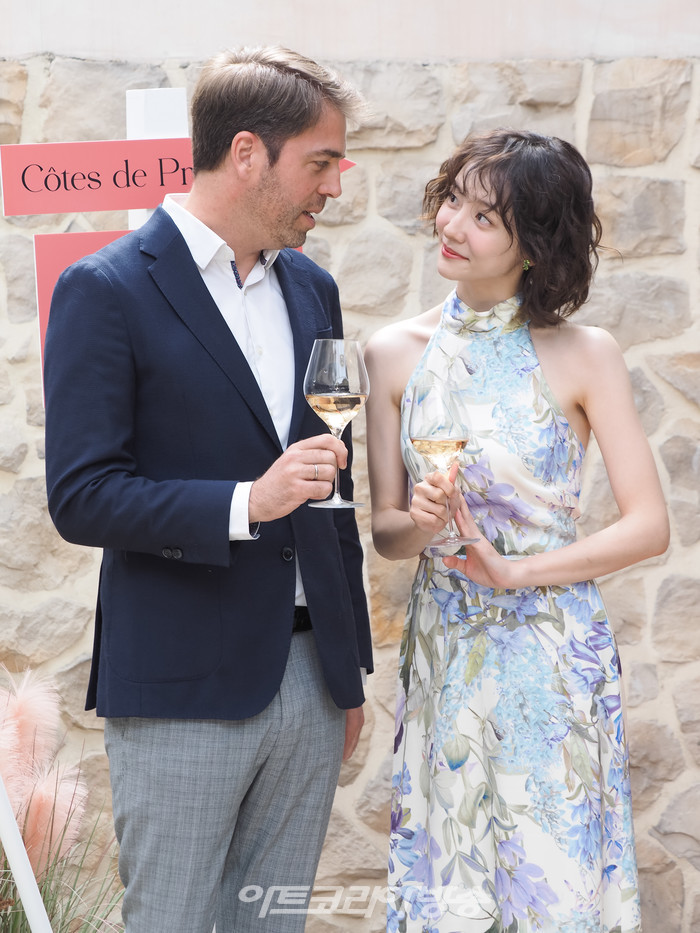 페르노리카코리아의 로제 와인 브랜드 '심포니 메종 세인트 마거릿'과 '판타스티크 샤또 세인트 마거릿' 론칭 행사(페르노카코리아 미구엘 파스칼 마케팅 전무와 배우 박지현) 2023.04.04 사진 ⓒ아트코리아방송 이용선 기자​​