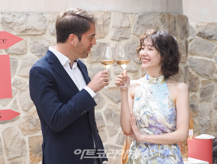 페르노리카코리아의 로제 와인 브랜드 '심포니 메종 세인트 마거릿'과 '판타스티크 샤또 세인트 마거릿' 론칭 행사(페르노카코리아 미구엘 파스칼 마케팅 전무와 배우 박지현) 2023.04.04 사진 ⓒ아트코리아방송 이용선 기자​​
