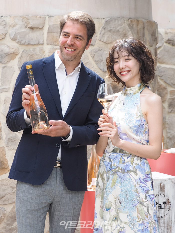 페르노리카코리아의 로제 와인 브랜드 '심포니 메종 세인트 마거릿'과 '판타스티크 샤또 세인트 마거릿' 론칭 행사(페르노카코리아 미구엘 파스칼 마케팅 전무와 배우 박지현) 2023.04.04 사진 ⓒ아트코리아방송 이용선 기자​​