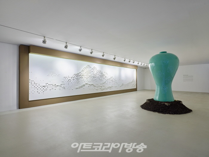 심영철_ 흙의정원 2023 가변설치 stainless steel, 흙 (로즈마리 씨앗), 고인돌