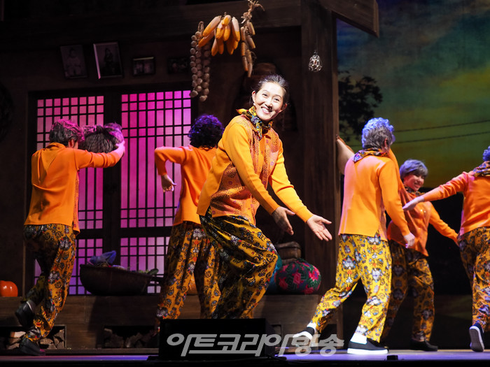 뮤지컬 '친정엄마' 프레스콜(엄마 역 정경순, 딸 역 현쥬니, 남편 역 김향준, 서울댁 역 박지아 외 앙상블) 2023.04.04 사진 ⓒ아트코리아방송 이용선 기자​​