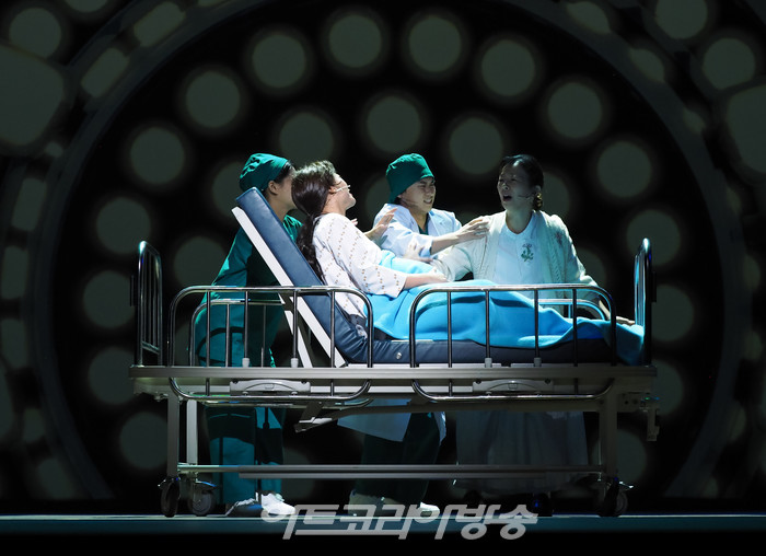 뮤지컬 '친정엄마' 프레스콜(딸 역 신서옥 외 앙상블) 2023.04.04 사진 ⓒ아트코리아방송 이용선 기자​​