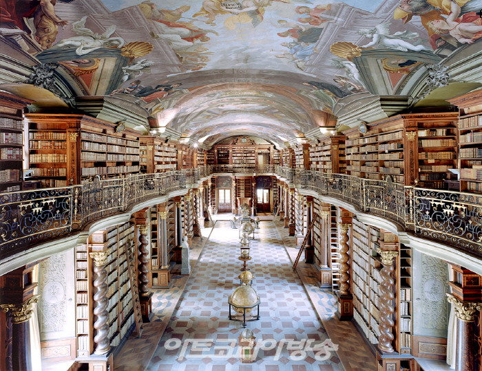 칸디다 회퍼(b. 1944)〈Narodni knihovna Praha I 2004〉C-Print