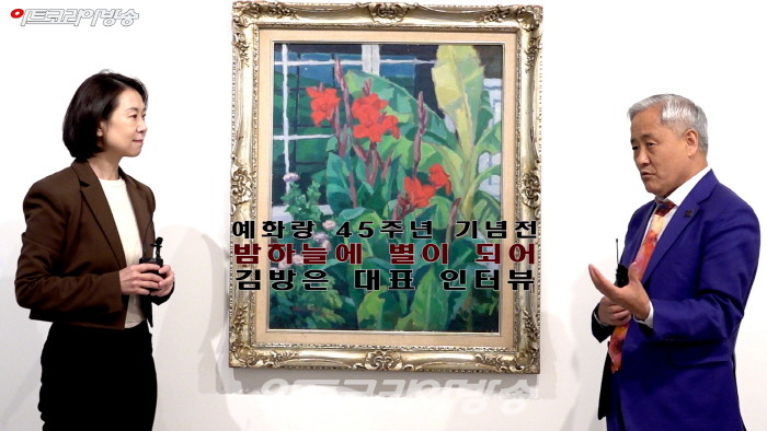 김달진미술자료박물관 관장이 김방은 대표에게 질문하고 있다.