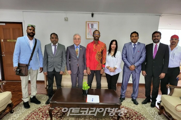 기니 대사관 방문일행이 기념사진을 찍고있다.