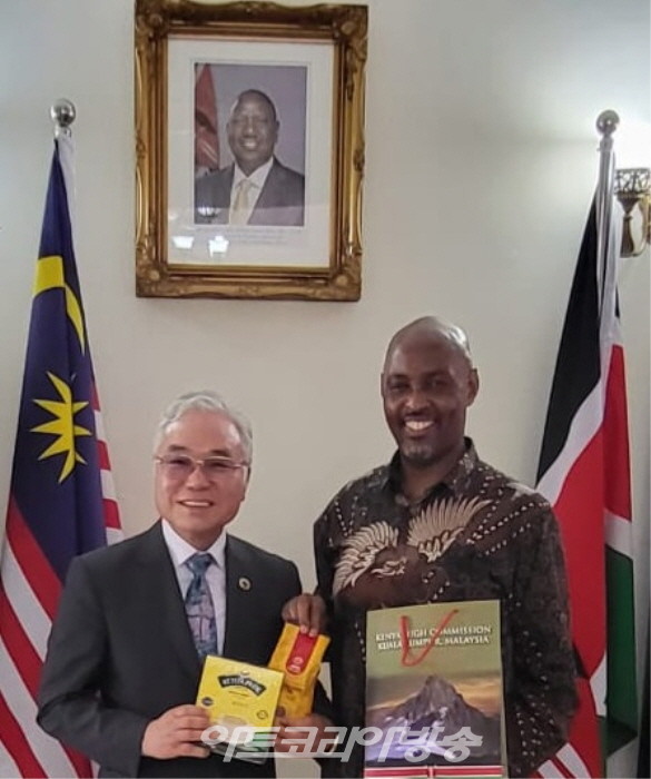 박상원 총장이 프란시스 무호로 케냐 대사와 기념사진을 찍고있다. 