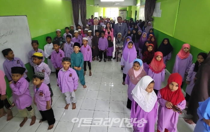 방문일행이 말레시아 초등학교 학생들과 함께 기념사진을 찍고있다.