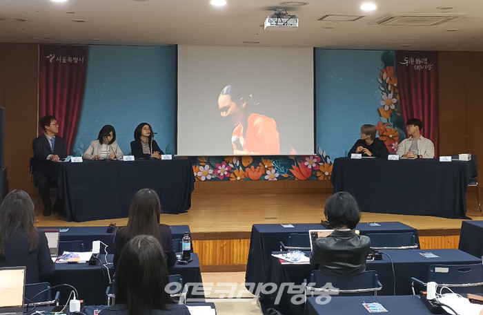 '2023 공연봄날' 기자간담회(사진 왼쪽부터 서정현 공연봄날 사무국 총괄, 김정은 서울시 예술정책팀장, 박숙희 서울시 문화예술과장, 예술단체 FORCE 이영호 대표, 단체 '신나는섬' 김동재 어쿠스틱 기타 연주자) 2023.04.21 사진 ⓒ아트코리아방송 이용선 기자​​