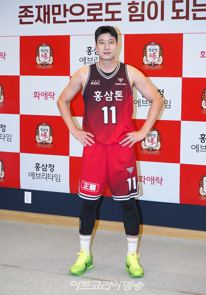 부모님 프로모션 기념 사진 행사(농구선수 양희종) 2023.04.23 사진 ⓒ아트코리아방송 이용선 기자​