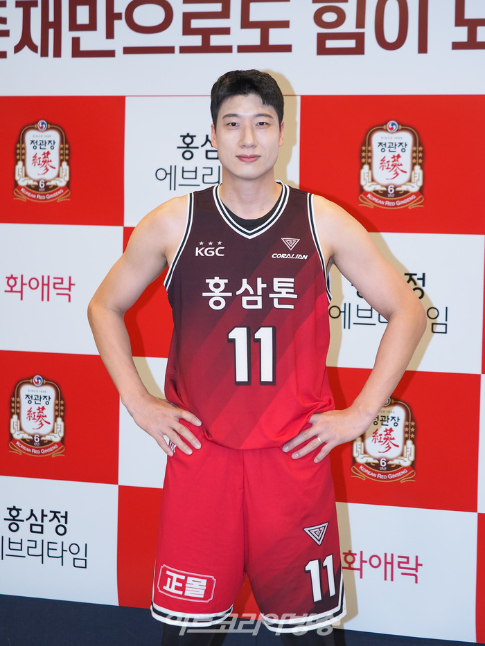 부모님 프로모션 기념 사진 행사(농구선수 양희종) 2023.04.23 사진 ⓒ아트코리아방송 이용선 기자​