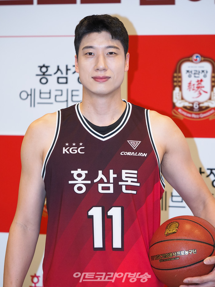 부모님 프로모션 기념 사진 행사(농구선수 양희종) 2023.04.23 사진 ⓒ아트코리아방송 이용선 기자​