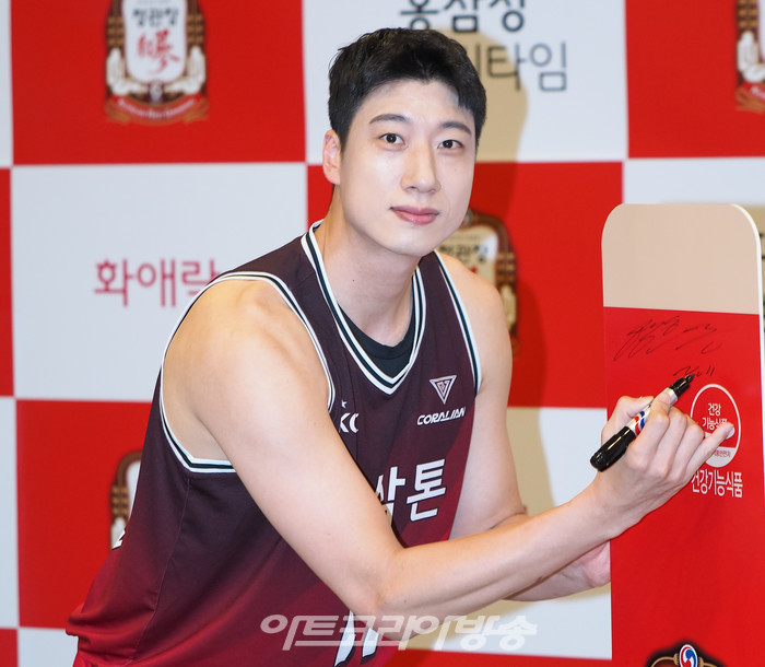 부모님 프로모션 기념 사진 행사(농구선수 양희종) 2023.04.23 사진 ⓒ아트코리아방송 이용선 기자​