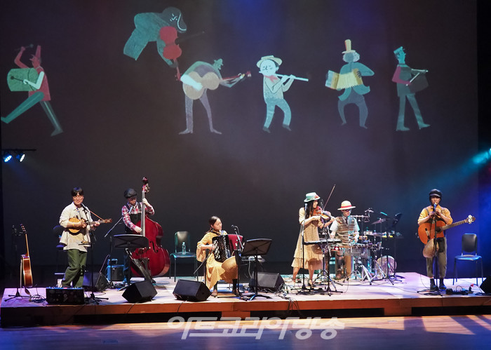 2023 '공연봄날' '신나는섬'의 음악으로 빚은 동화콘서트 '집으로' (최성은(바이올린), 김동재(어쿠스틱 기타), 백연구(퍼커션), 윤영철(클래식 기타), 강희수(아코디언), 설동호(콘트라베이스)) 2023.04.21 사진 ⓒ아트코리아방송 이용선 기자​​