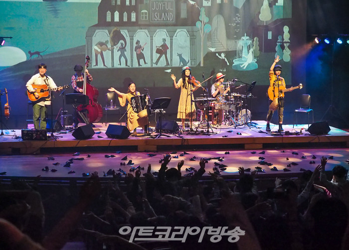 2023 '공연봄날' '신나는섬'의 음악으로 빚은 동화콘서트 '집으로' (최성은(바이올린), 김동재(어쿠스틱 기타), 백연구(퍼커션), 윤영철(클래식 기타), 강희수(아코디언), 설동호(콘트라베이스)) 2023.04.21 사진 ⓒ아트코리아방송 이용선 기자​​