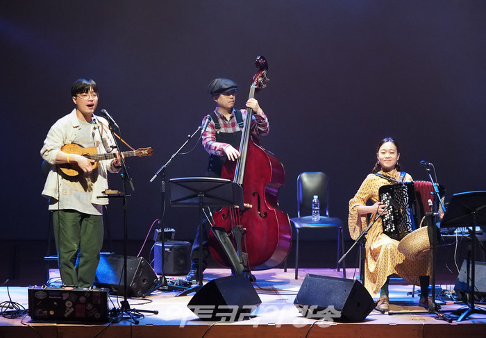 2023 '공연봄날' '신나는섬'의 음악으로 빚은 동화콘서트 '집으로' (김동재(어쿠스틱 기타), 강희수(아코디언), 설동호(콘트라베이스)) 2023.04.21 사진 ⓒ아트코리아방송 이용선 기자​​