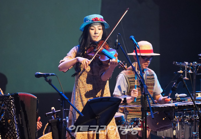 2023 '공연봄날' '신나는섬'의 음악으로 빚은 동화콘서트 '집으로' (최성은(바이올린), 백연구(퍼커션)) 2023.04.21 사진 ⓒ아트코리아방송 이용선 기자​​