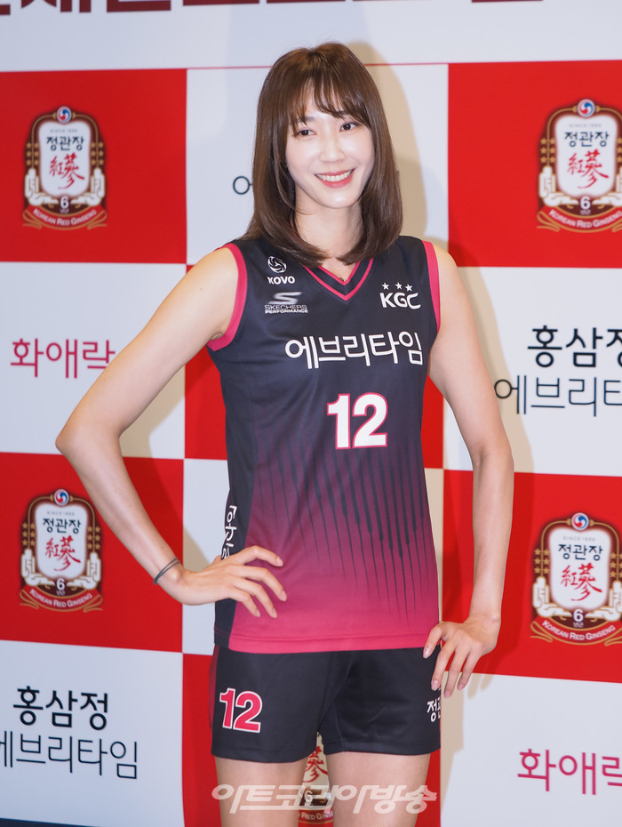 부모님 프로모션 기념 사진 행사(배구선수 한송이) 2023.04.23 사진 ⓒ아트코리아방송 이용선 기자​